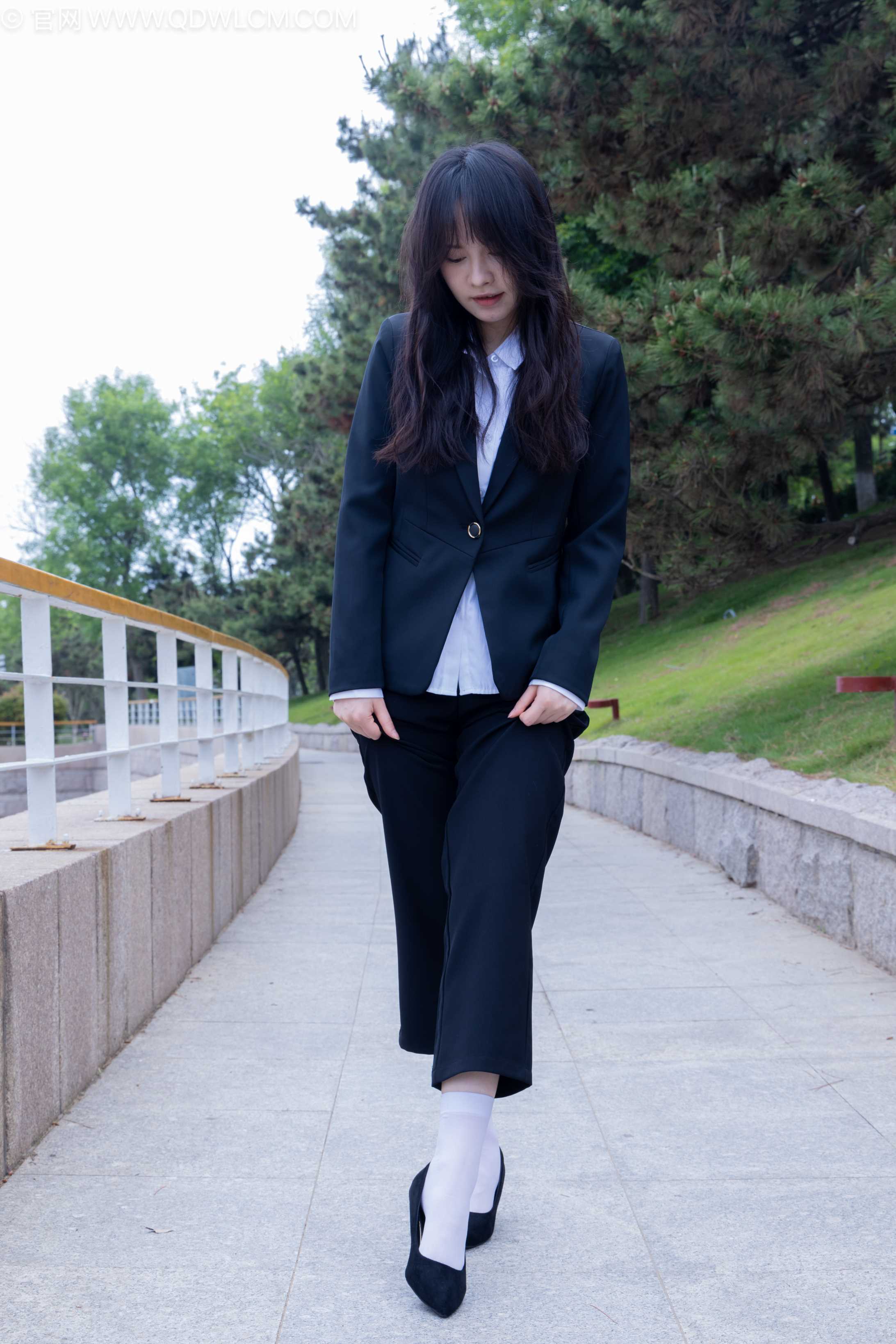 图片[4] - 物恋传媒 NO.2238 小酒-高跟鞋、短白丝、ol制服户外[230P-1V-6.94G] - 机器猫次元 - 机器猫次元