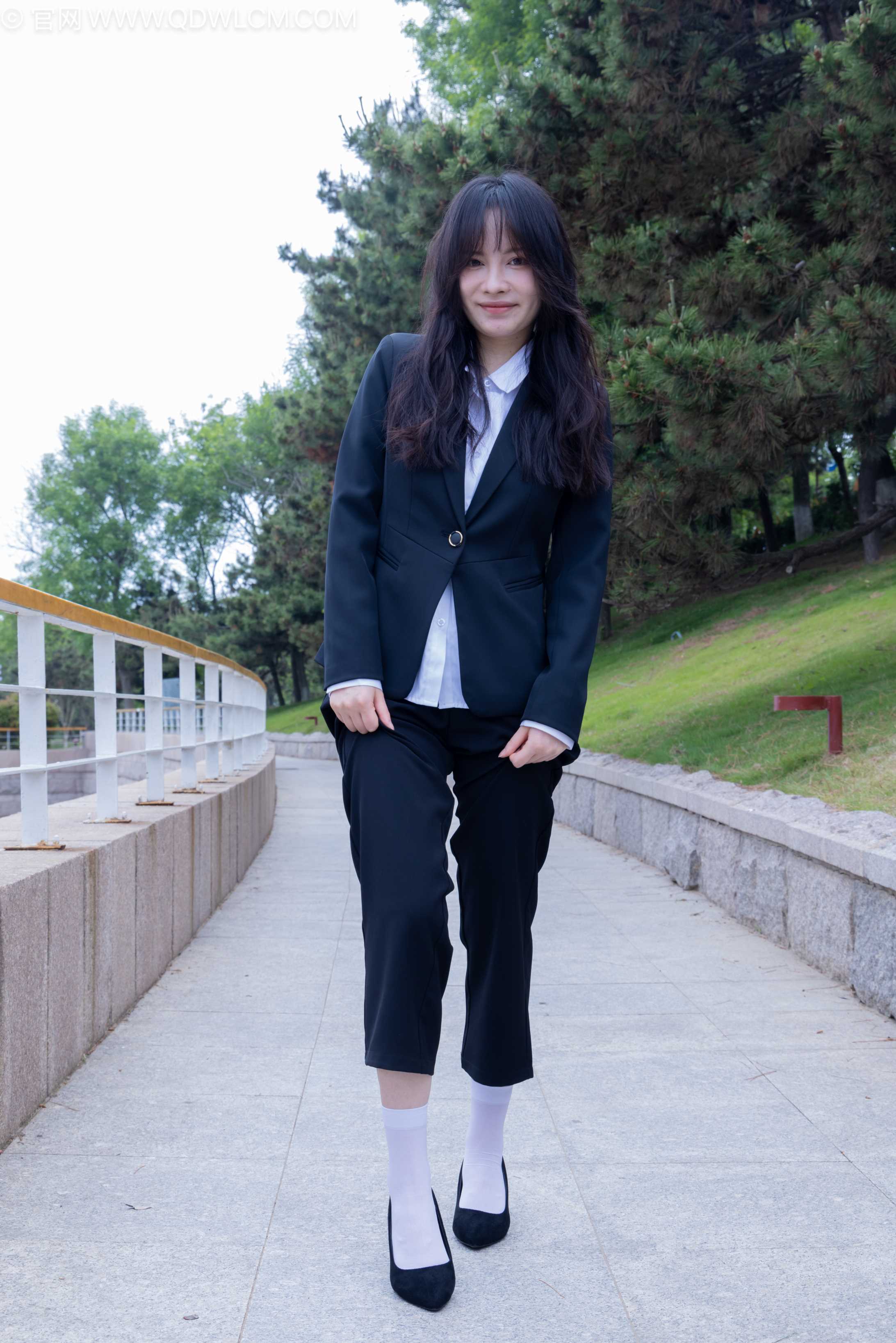图片[2] - 物恋传媒 NO.2238 小酒-高跟鞋、短白丝、ol制服户外[230P-1V-6.94G] - 机器猫次元 - 机器猫次元