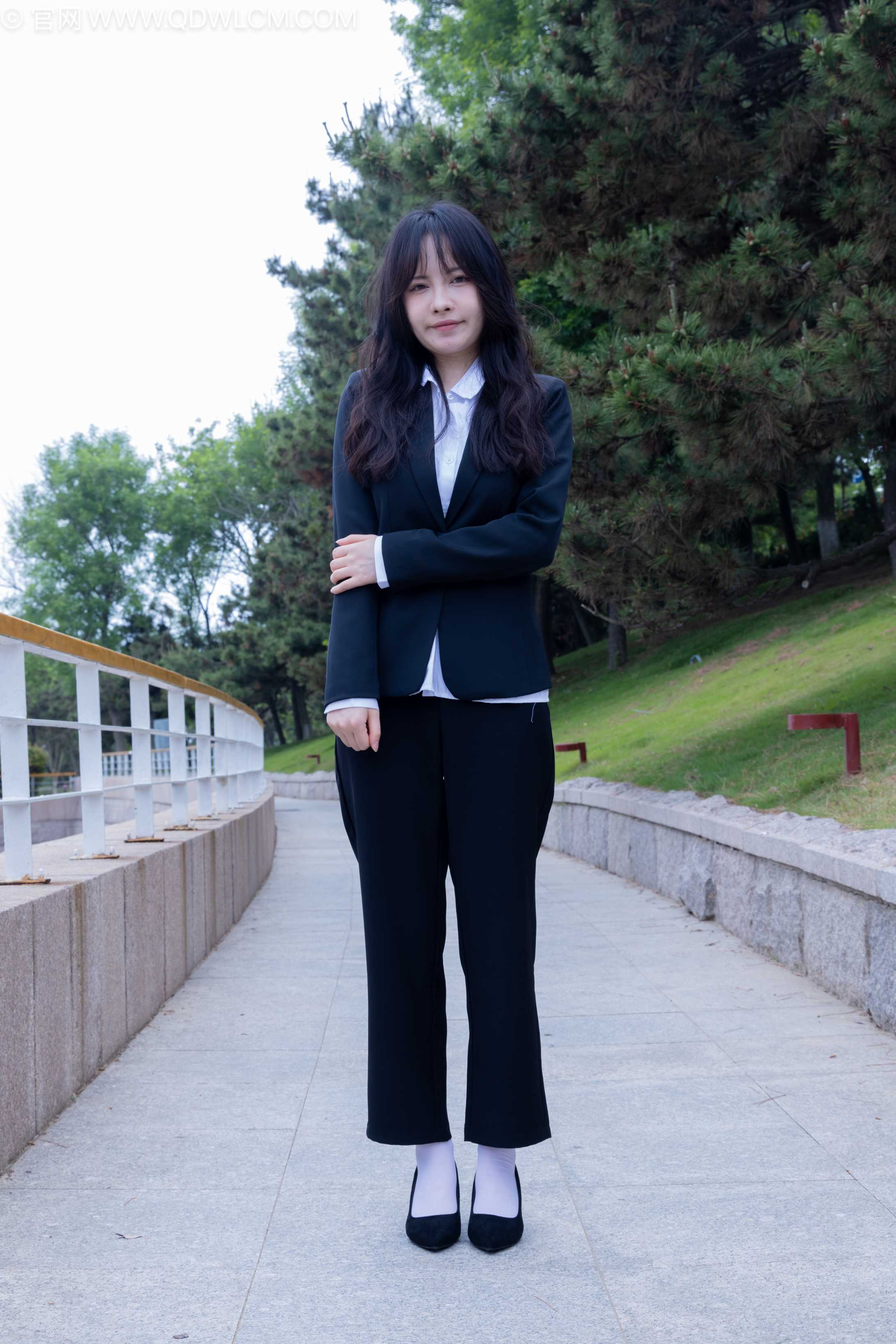 图片[1] - 物恋传媒 NO.2238 小酒-高跟鞋、短白丝、ol制服户外[230P-1V-6.94G] - 机器猫次元 - 机器猫次元
