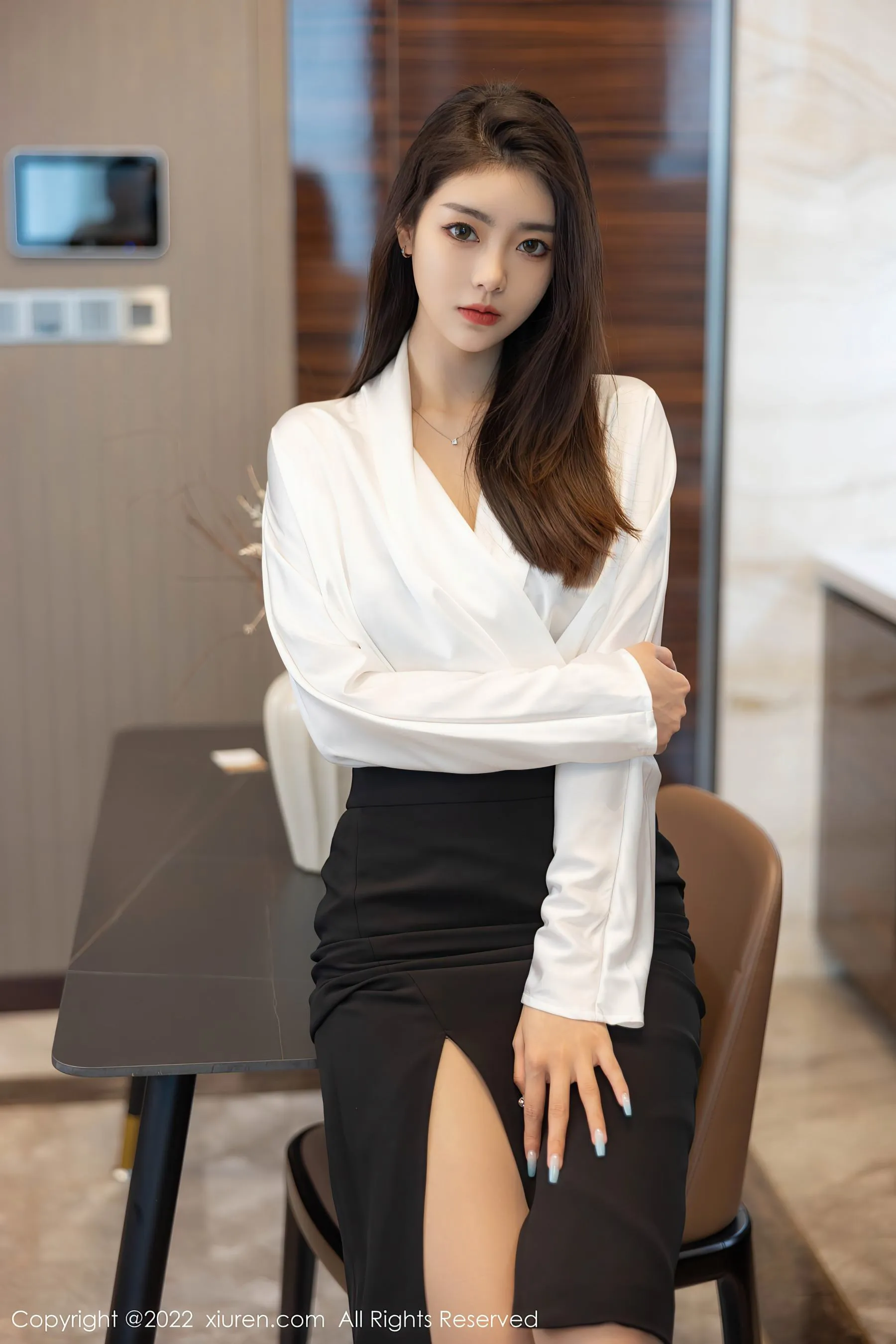 图片[4] - 秀人网 No.4869 可樂Vicky 长发美女丝袜美腿写真 - 机器猫次元 - 机器猫次元