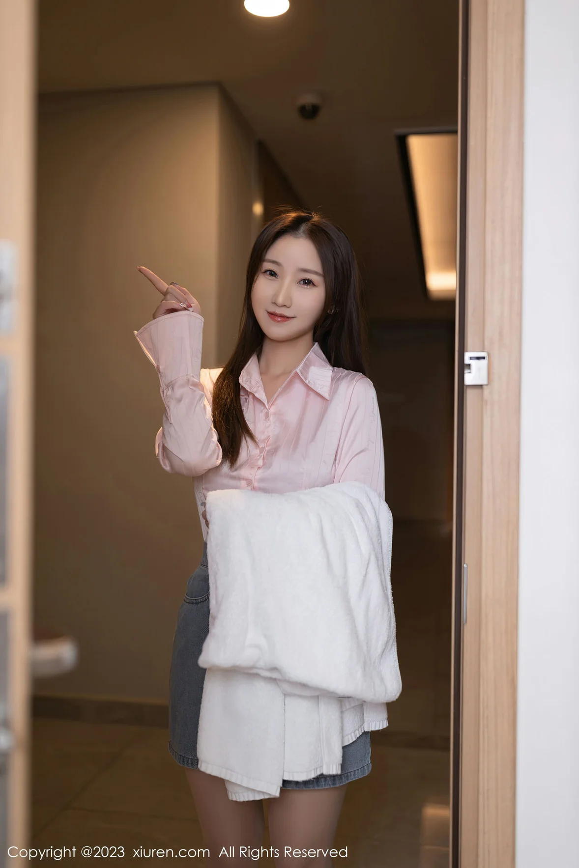 图片[1] - XiuRen 秀人 No.6832 主题“向邻居借水” 杏子Yada 性感写真 [80P] - 机器猫次元 - 机器猫次元