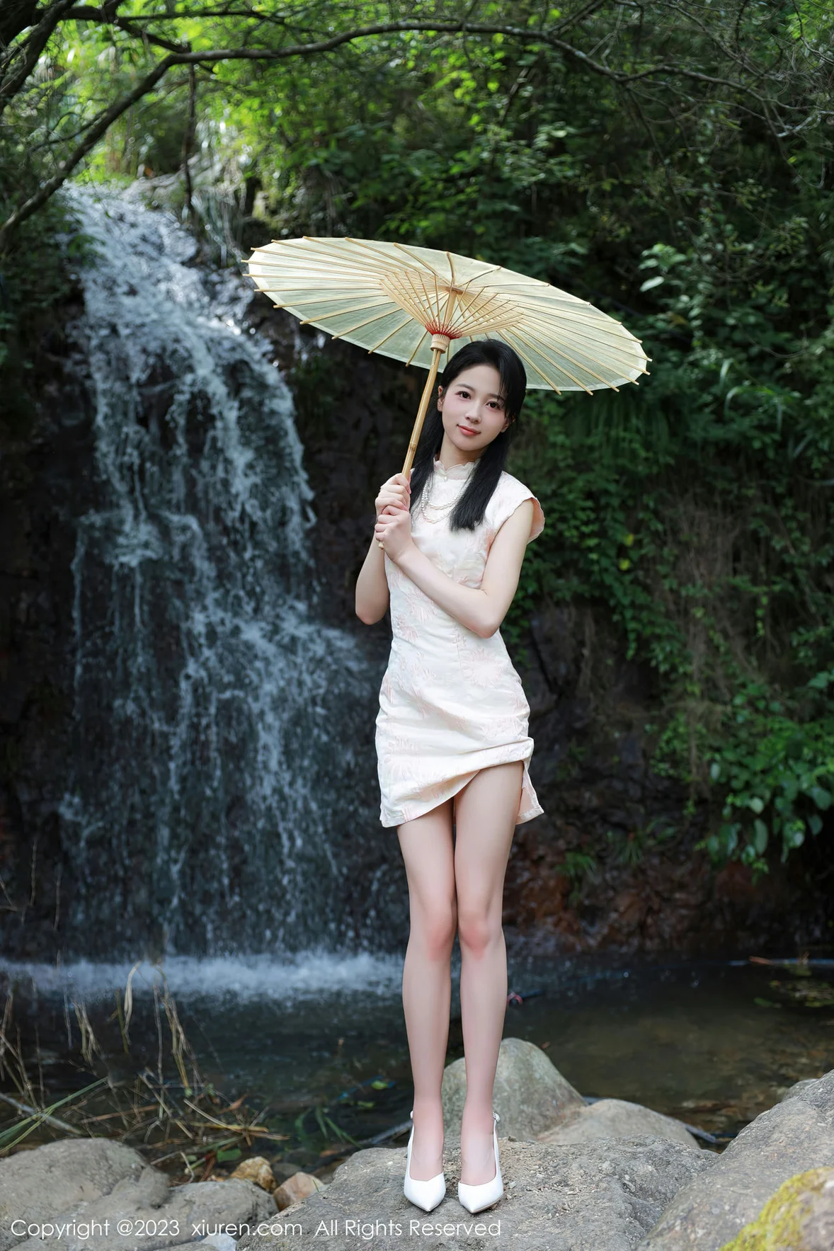 图片[1] - XiuRen 秀人 No.7234 糖豆sisi 户外溪边白色旗袍服饰 [61P] - 机器猫次元 - 机器猫次元