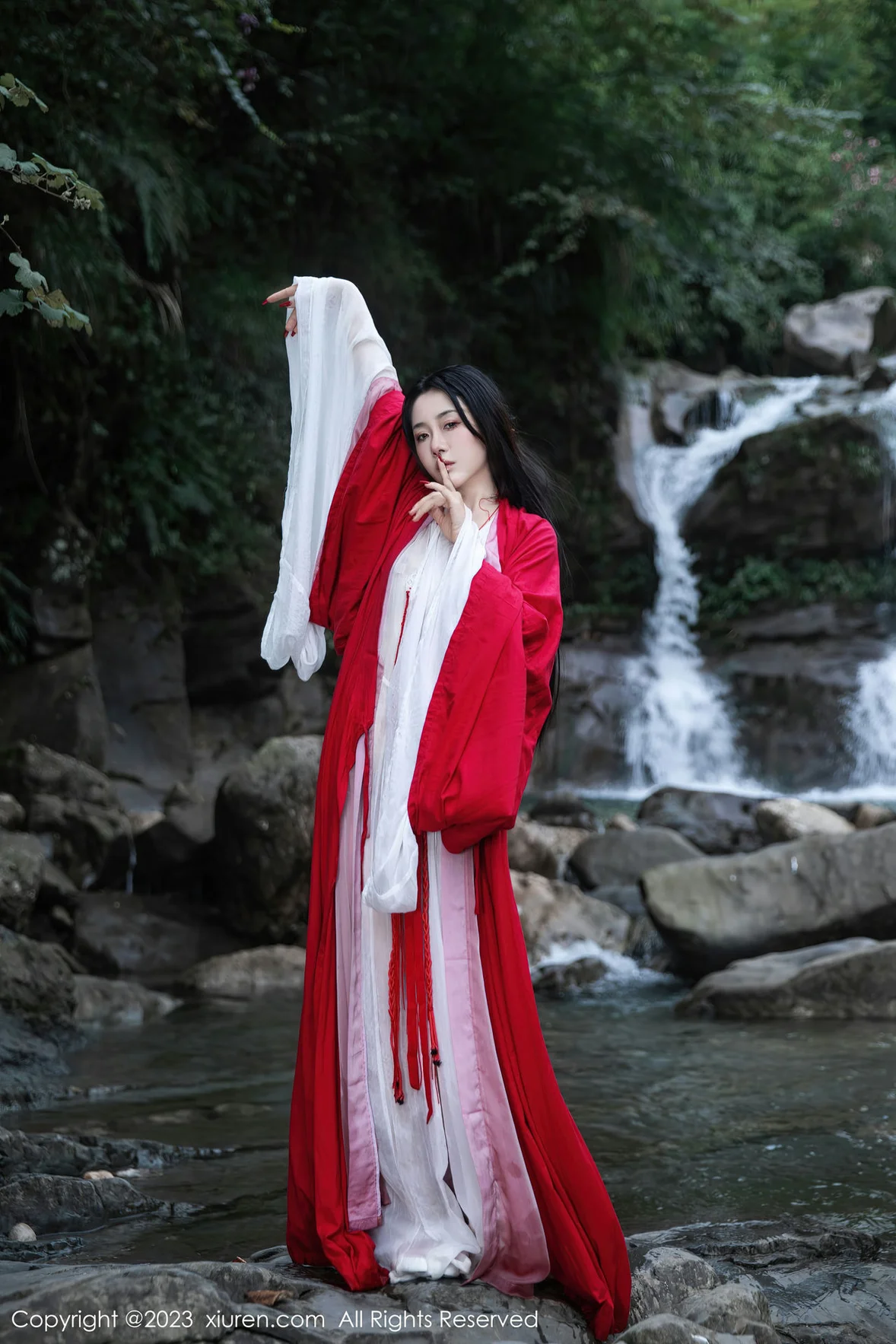 图片[2] - XiuRen 秀人 No.7295 严利娅Yuliya 户外诱惑红色古装性感写真 [90P] - 机器猫次元 - 机器猫次元