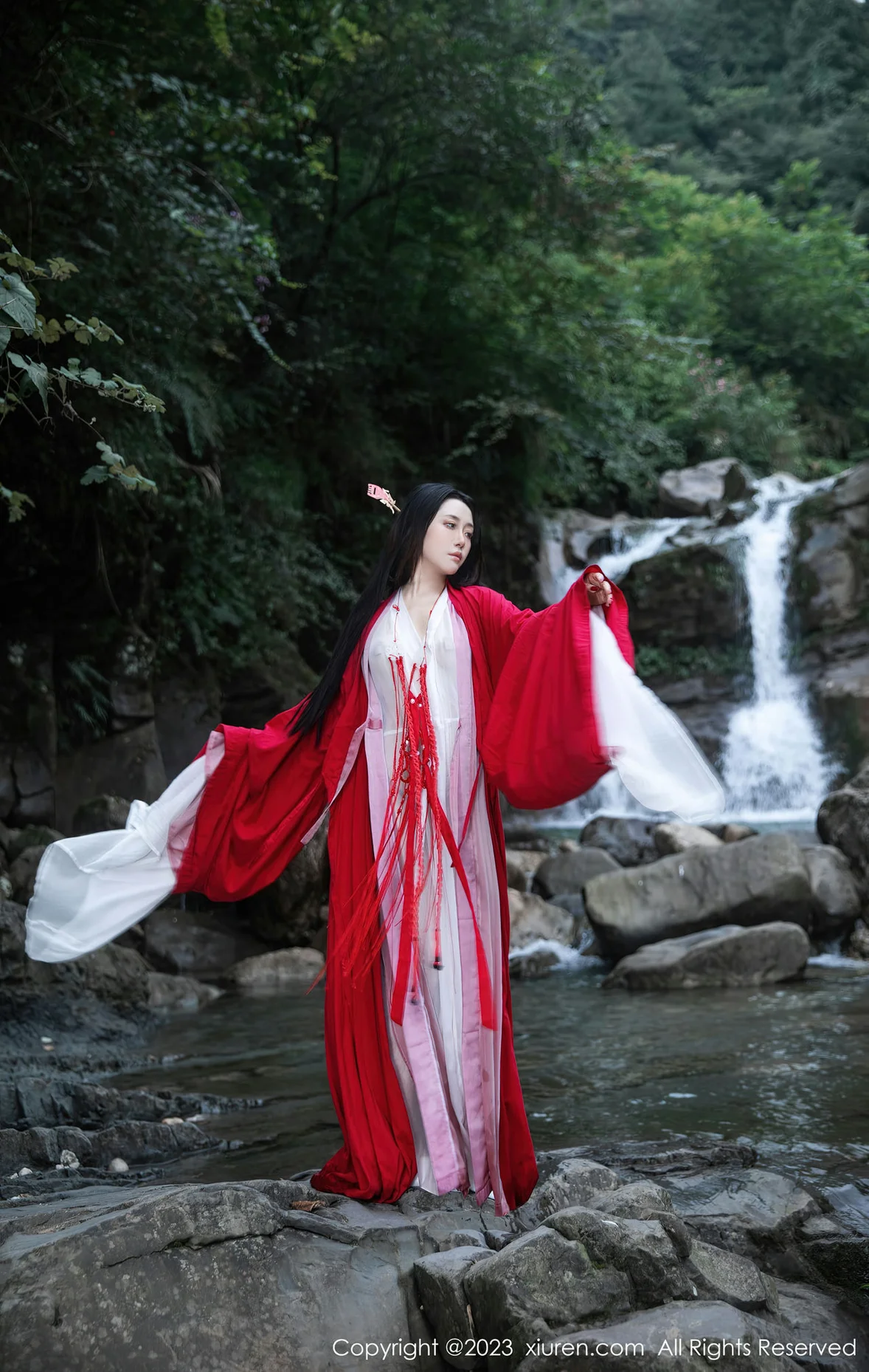 图片[8] - XiuRen 秀人 No.7295 严利娅Yuliya 户外诱惑红色古装性感写真 [90P] - 机器猫次元 - 机器猫次元