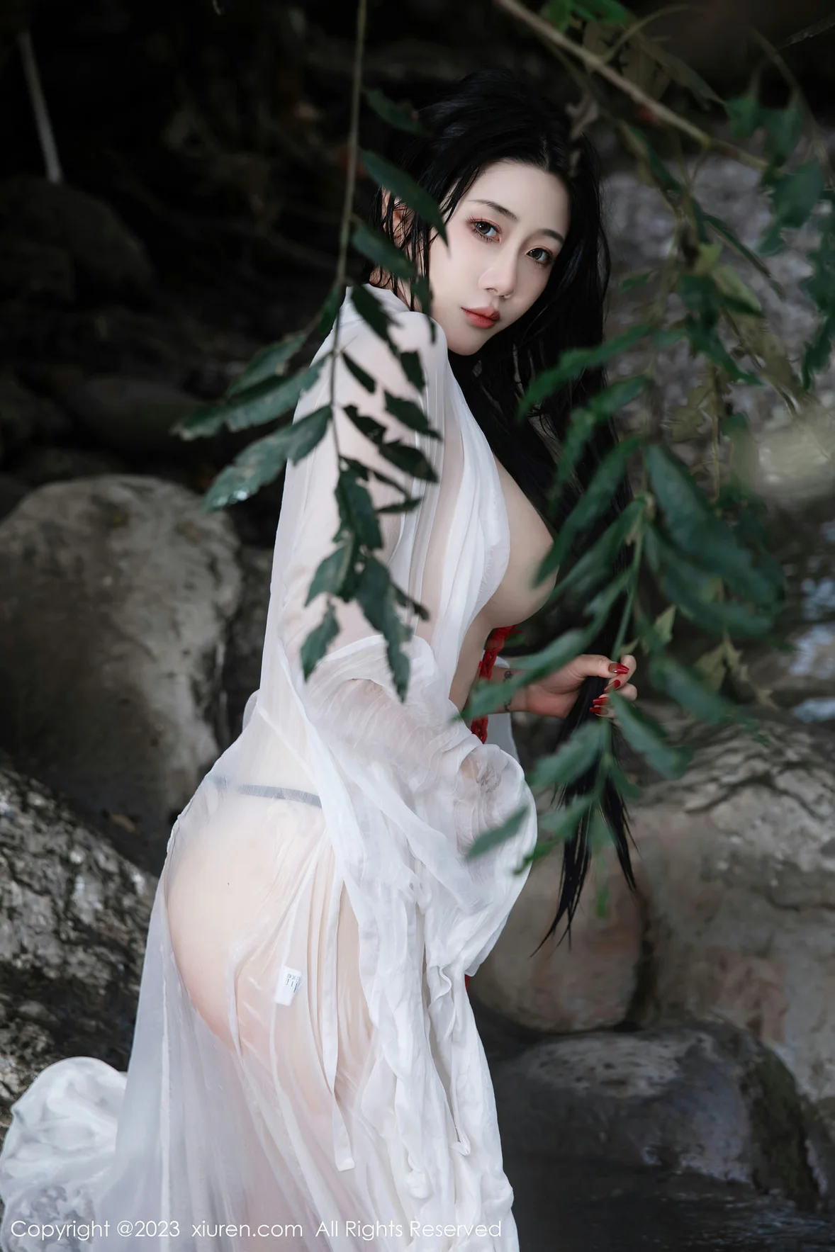 图片[5] - XiuRen 秀人 No.7295 严利娅Yuliya 户外诱惑红色古装性感写真 [90P] - 机器猫次元 - 机器猫次元