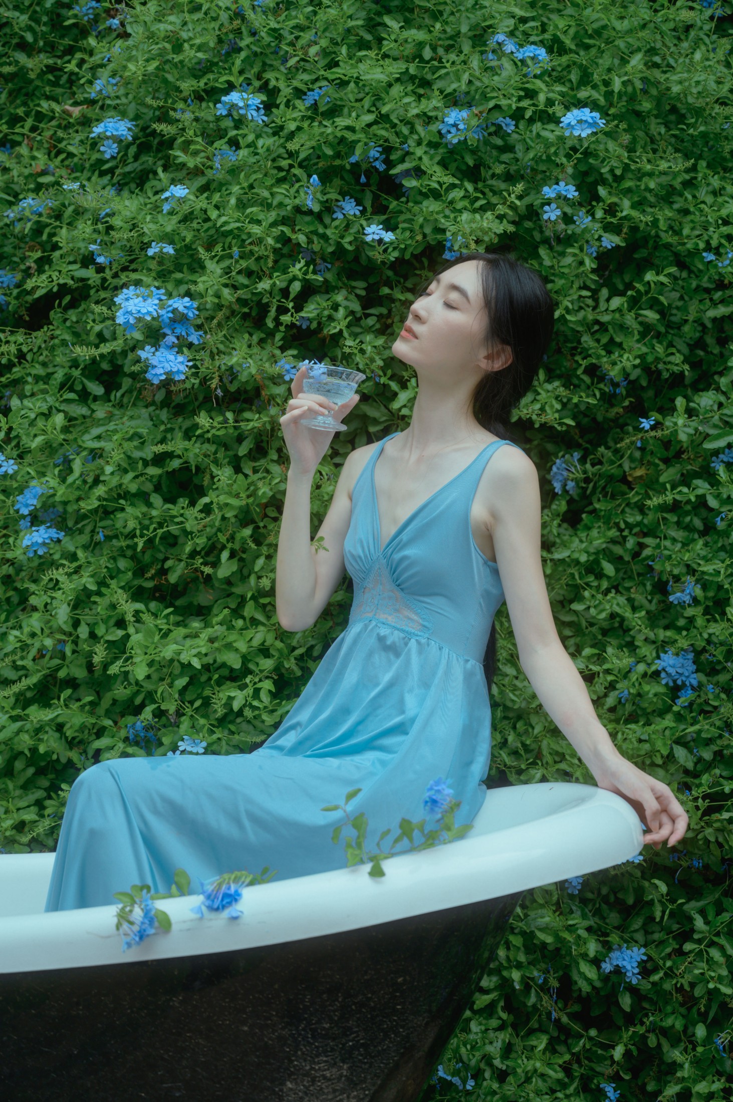 图片[1] - 阿吉缘子 - 《夏天与蓝雪花》[14P] - 机器猫次元 - 机器猫次元