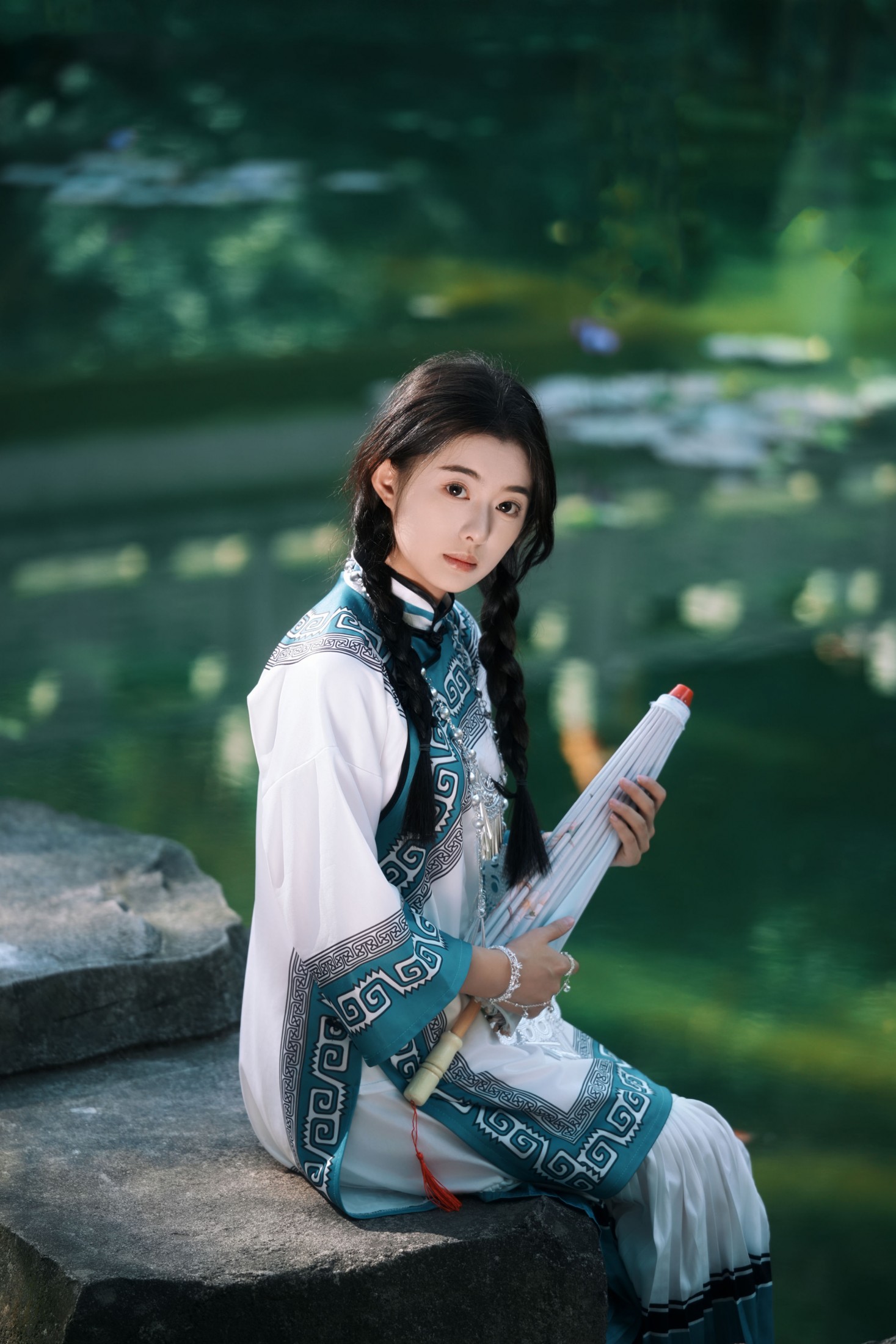 图片[1] - 尼古拉斯依 - 《误入江南水墨画里的民族风少女》[10P] - 机器猫次元 - 机器猫次元