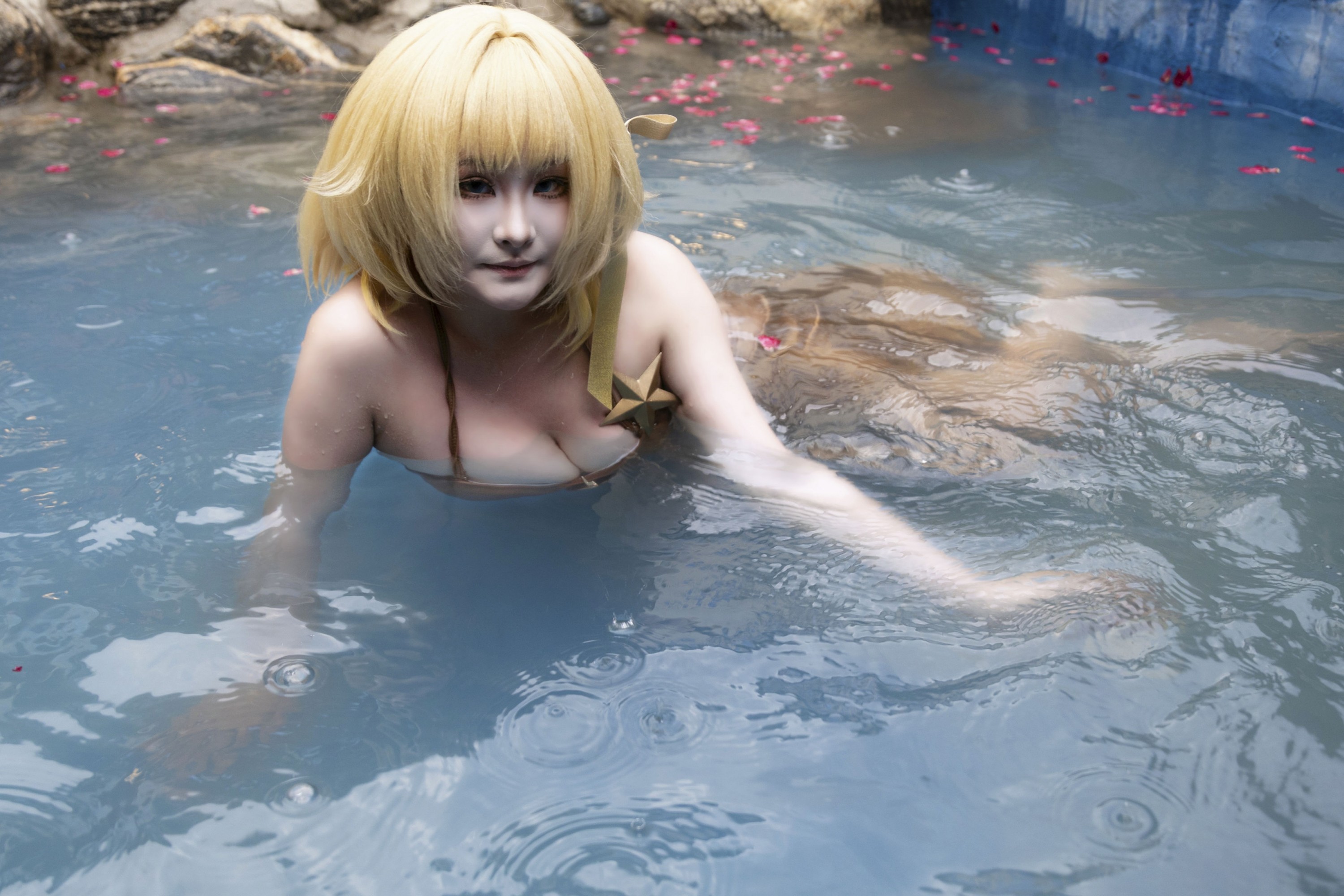 图片[2] - 《金色泳衣比基尼性感美女泳池写真》[9P] - 机器猫次元 - 机器猫次元