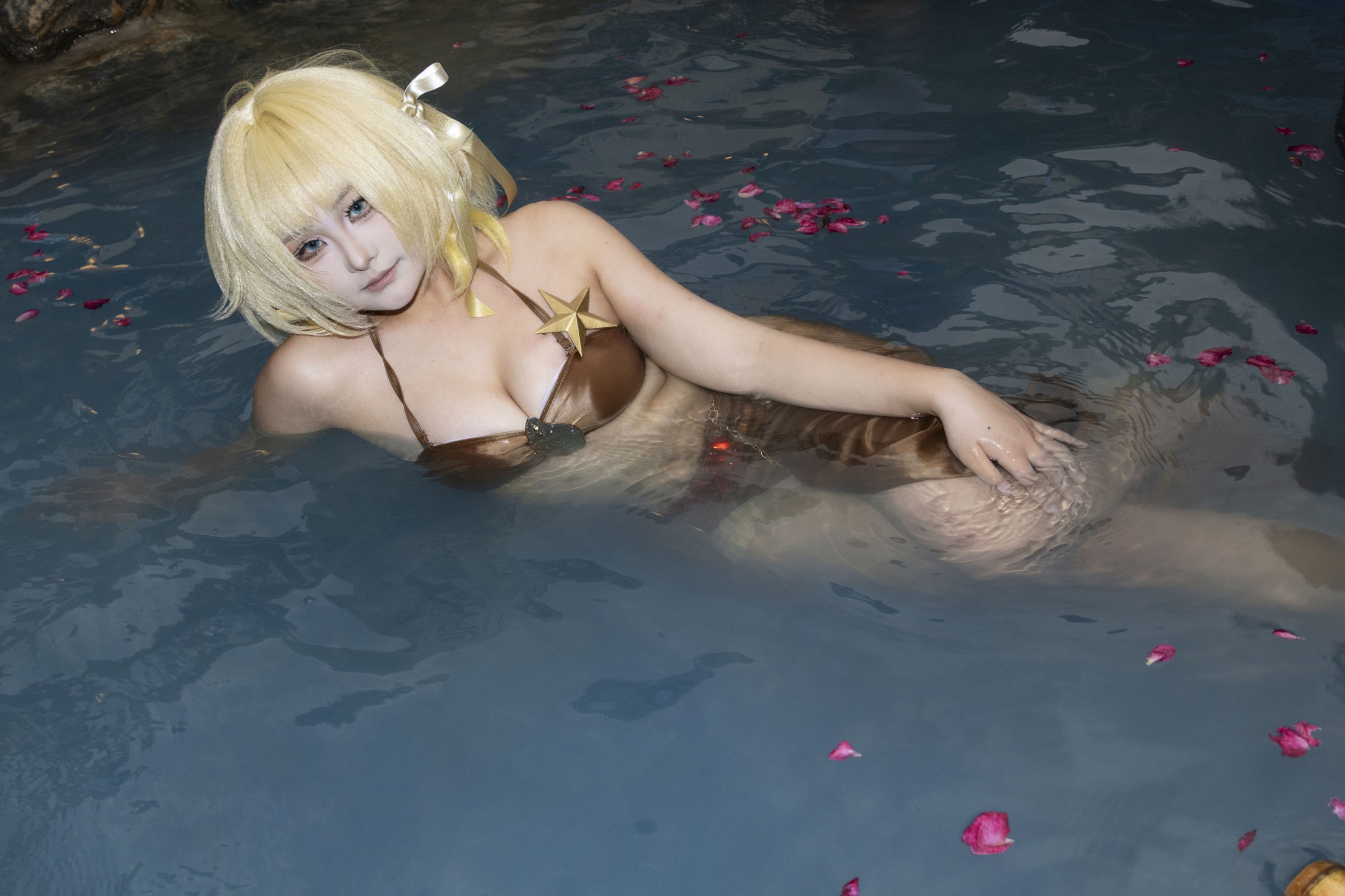 图片[1] - 《金色泳衣比基尼性感美女泳池写真》[9P] - 机器猫次元 - 机器猫次元