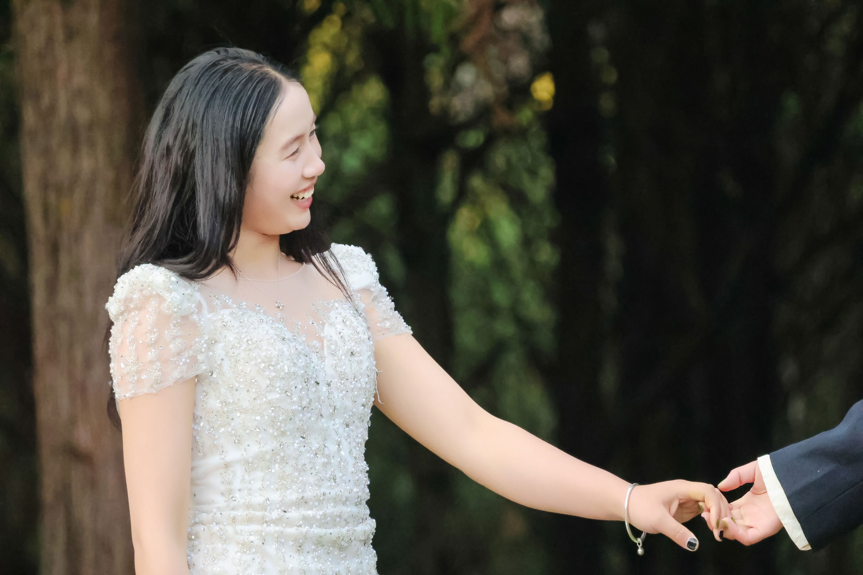 图片[3] - 《野外森林夕阳户外模特白色婚纱姐妹合照两位美女》[15P] - 机器猫次元 - 机器猫次元