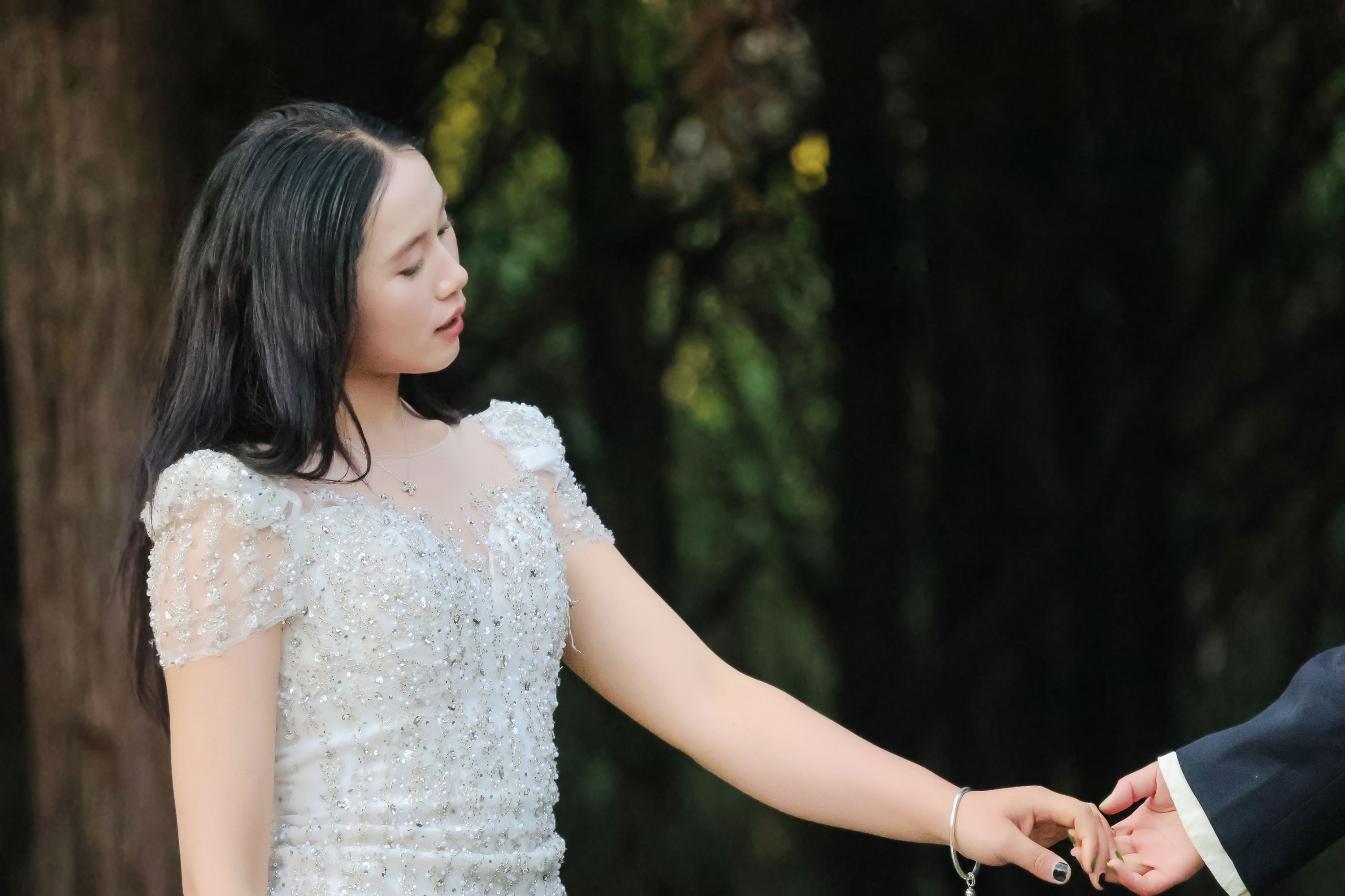 图片[4] - 《野外森林夕阳户外模特白色婚纱姐妹合照两位美女》[15P] - 机器猫次元 - 机器猫次元