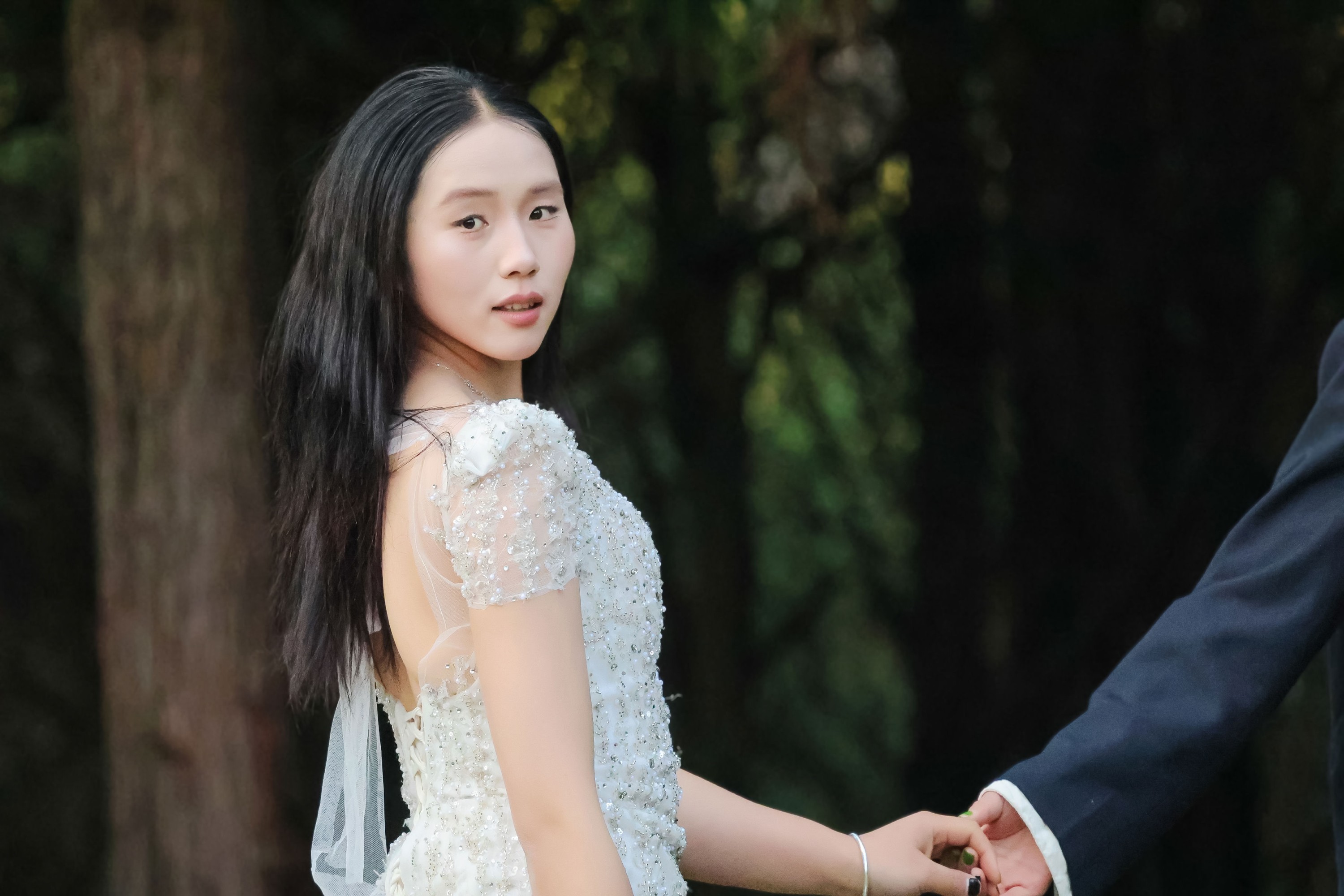 图片[1] - 《野外森林夕阳户外模特白色婚纱姐妹合照两位美女》[15P] - 机器猫次元 - 机器猫次元