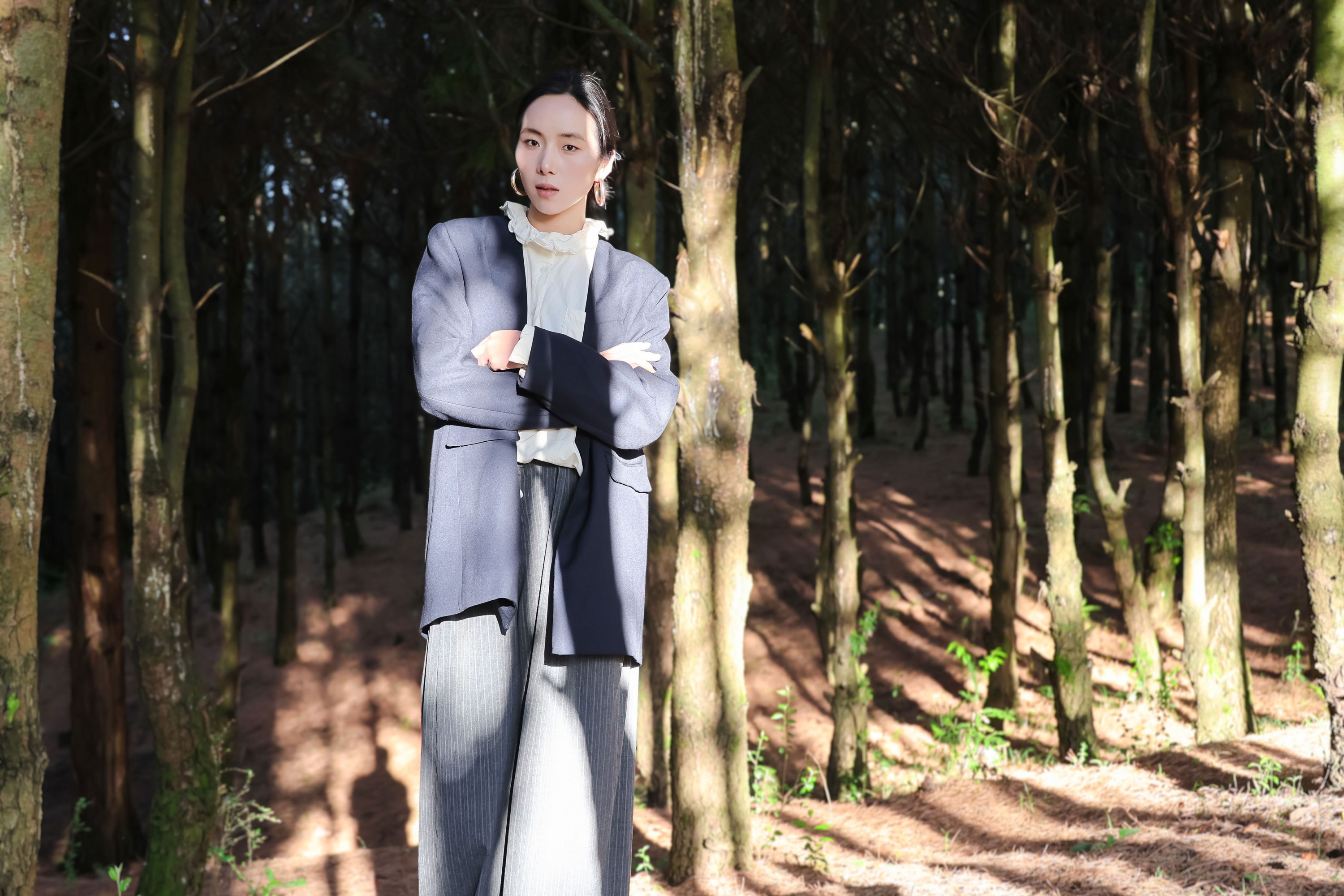 图片[2] - 《野外森林夕阳户外模特黑外套白衣黑裤美女》[24P] - 机器猫次元 - 机器猫次元