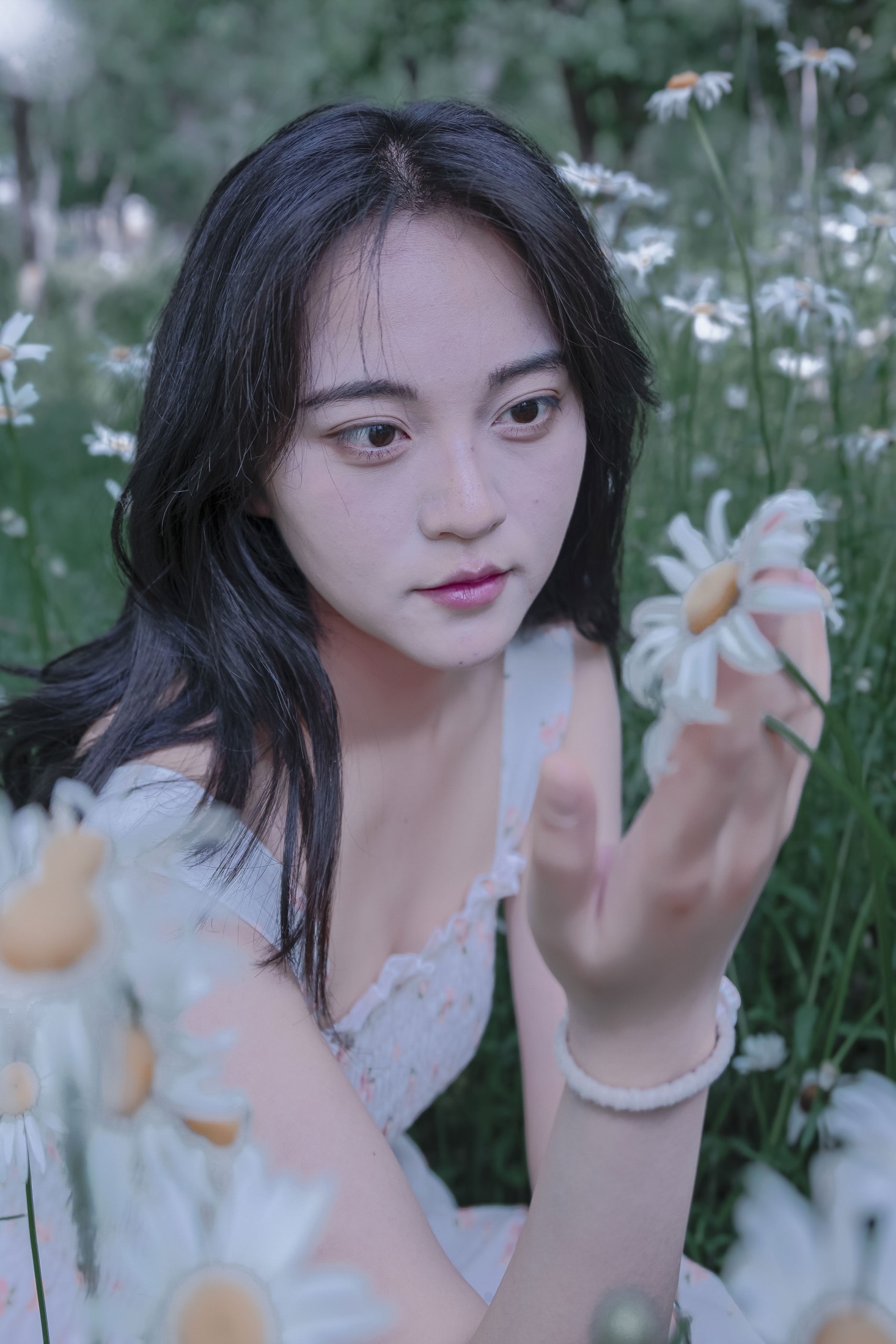 图片[3] - 《草地白菊花白衣性感女子写真》[34P] - 机器猫次元 - 机器猫次元