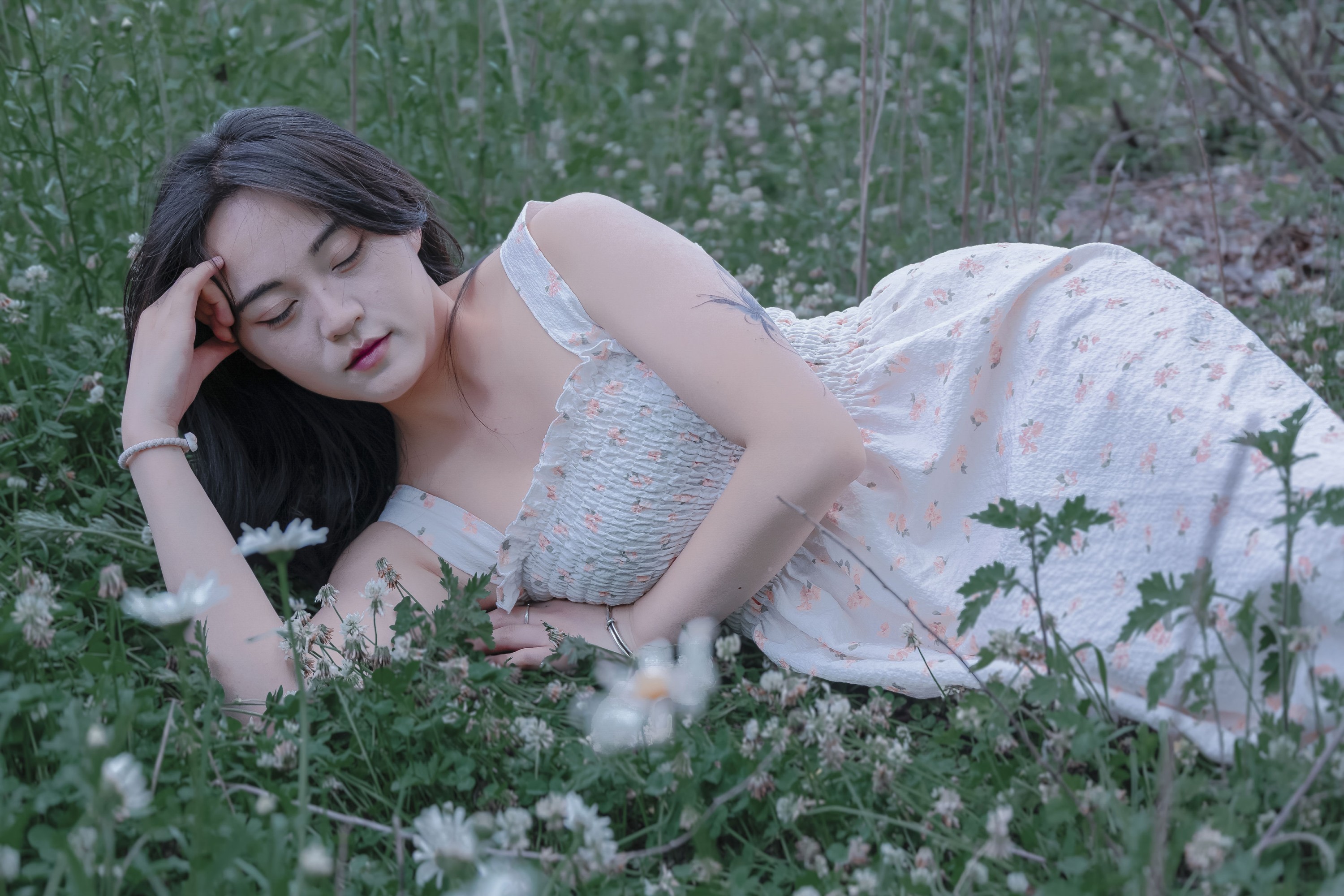 图片[7] - 《草地白菊花白衣性感女子美女写真》[29P] - 机器猫次元 - 机器猫次元