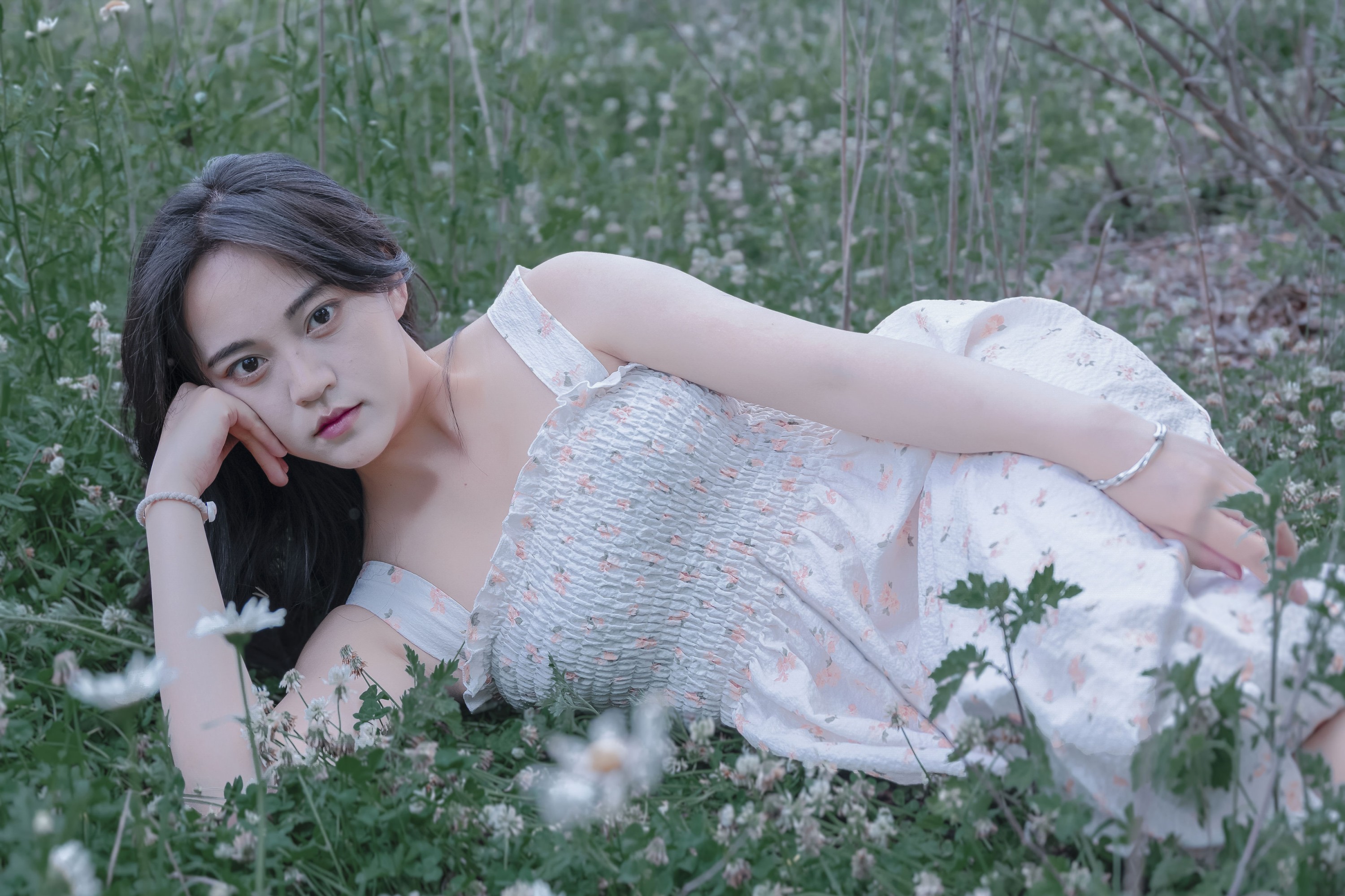 图片[8] - 《草地白菊花白衣性感女子美女写真》[29P] - 机器猫次元 - 机器猫次元