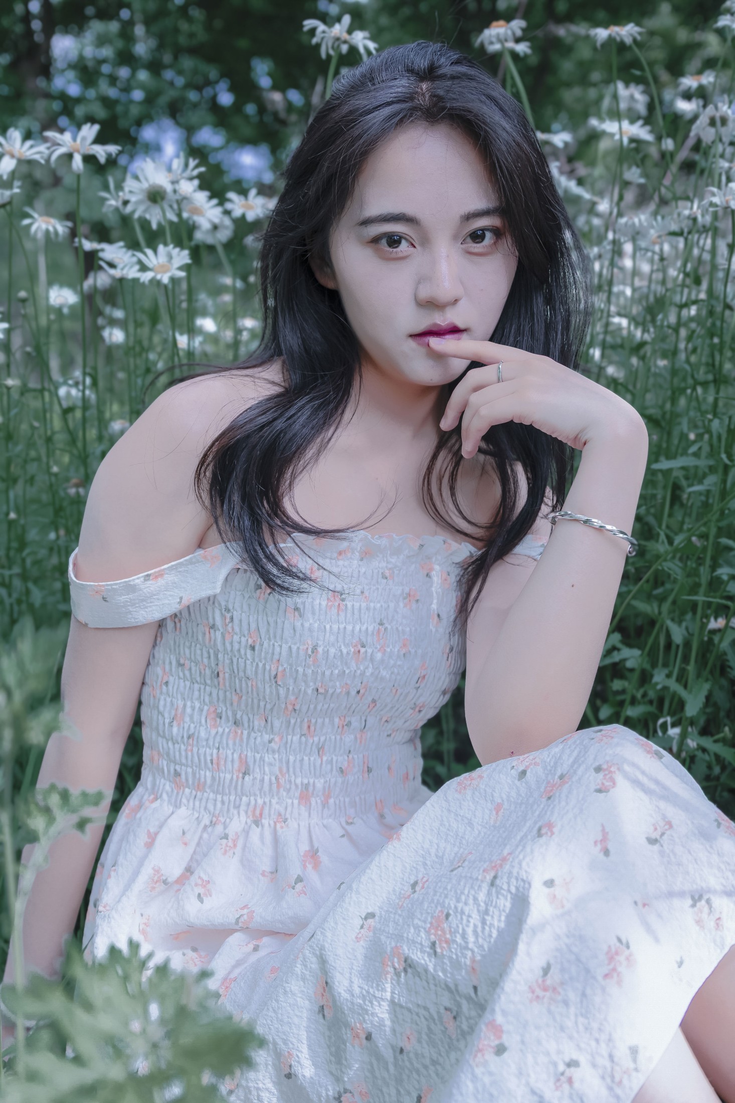 图片[1] - 《草地白菊花白衣性感女子美女写真》[29P] - 机器猫次元 - 机器猫次元