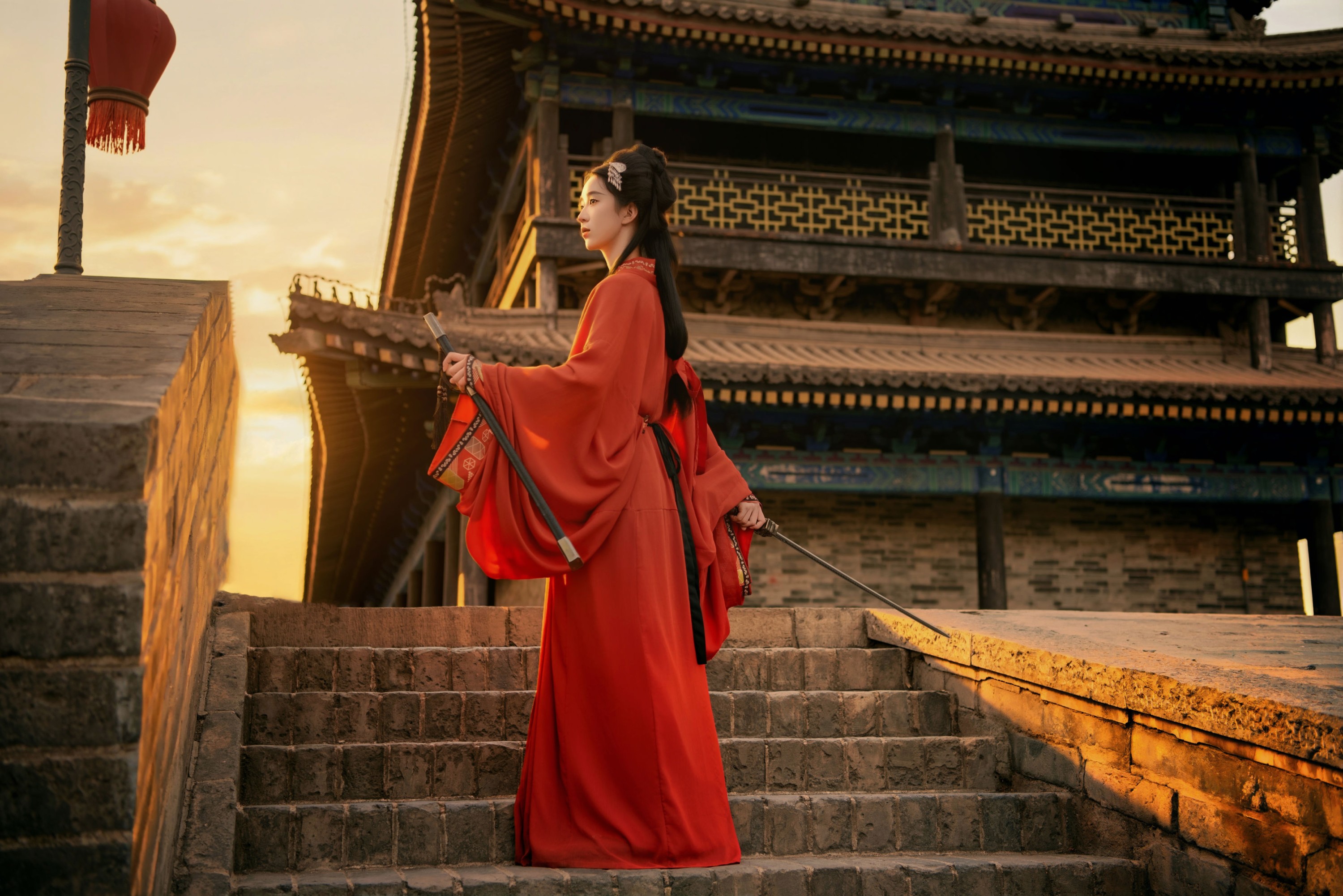 图片[2] - 《红衣孤影映砖墙，古风韵味溢画面》[9P] - 机器猫次元 - 机器猫次元
