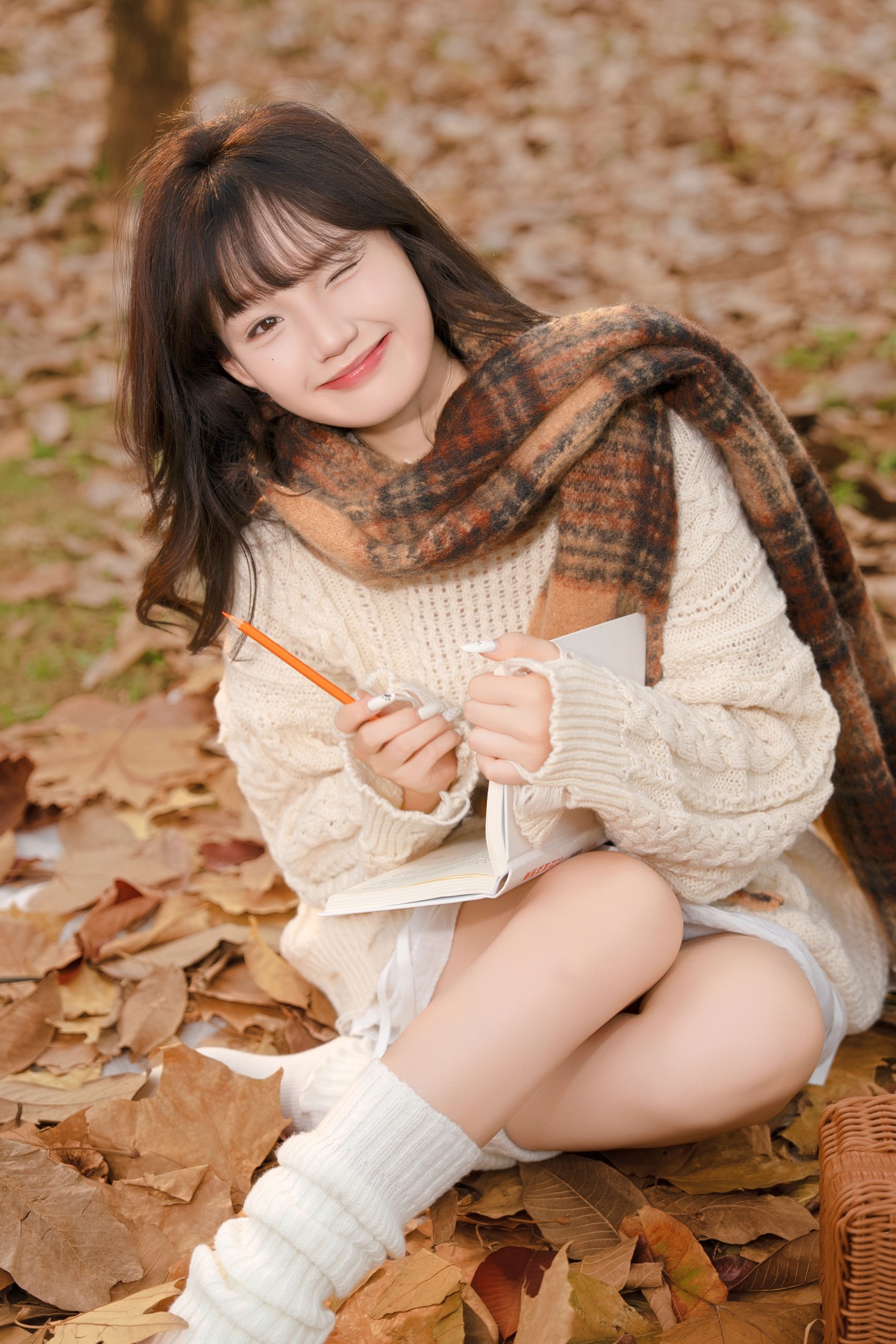 图片[6] - 《秋日落叶氛围感写真》[11P] - 机器猫次元 - 机器猫次元